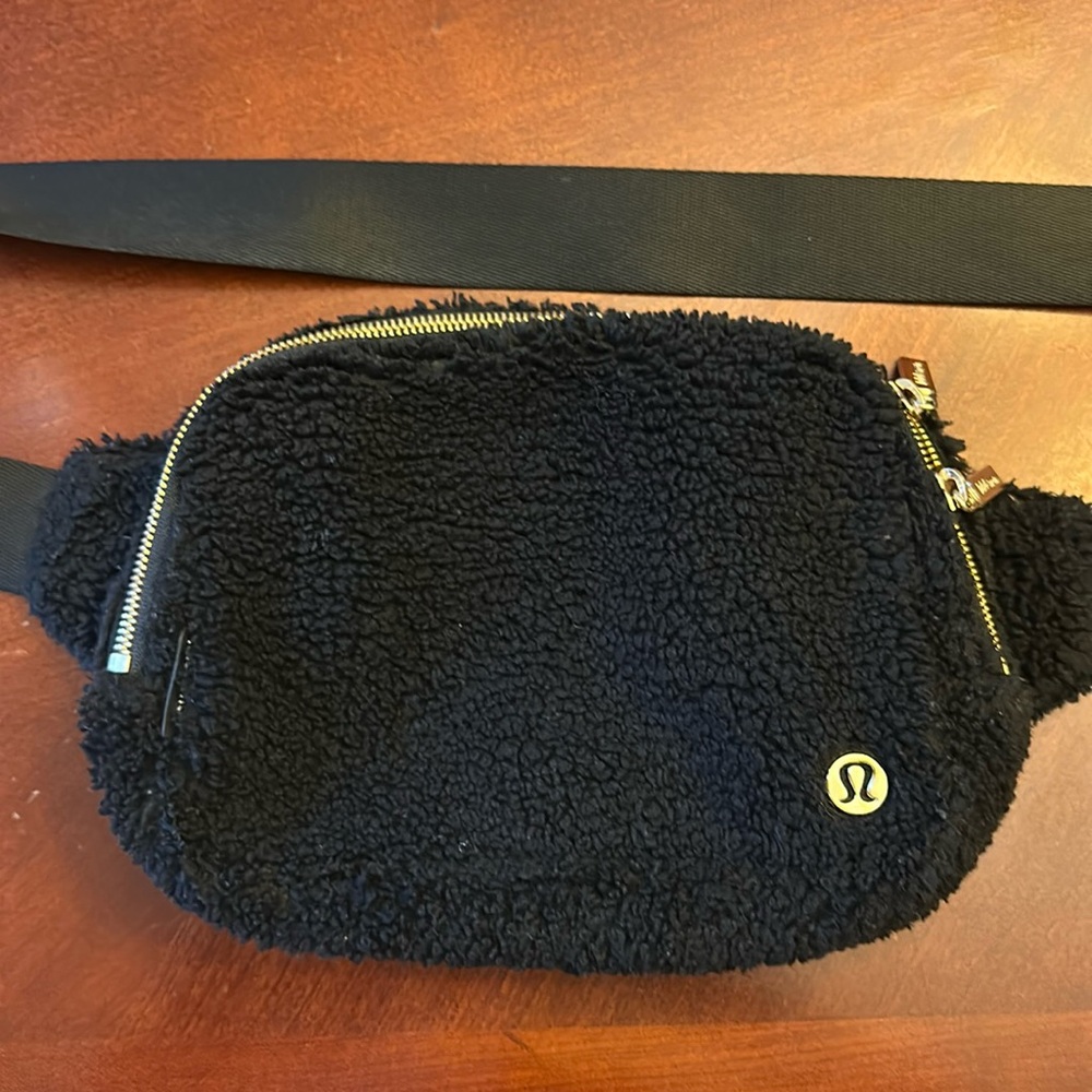 🖤 Lululemon Black Sherpa Everywhere Belt Bag